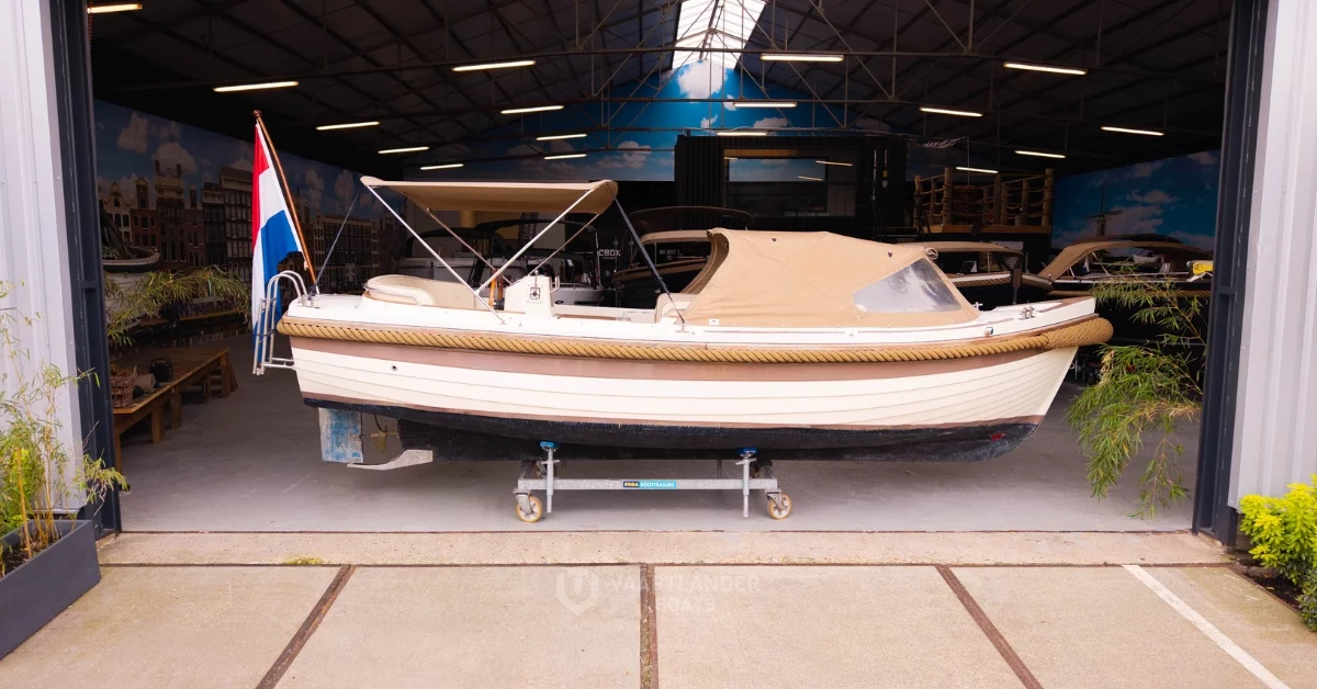 Interboat sloep met klassiek lijnenspel, rustig varend op Nederlands binnenwater